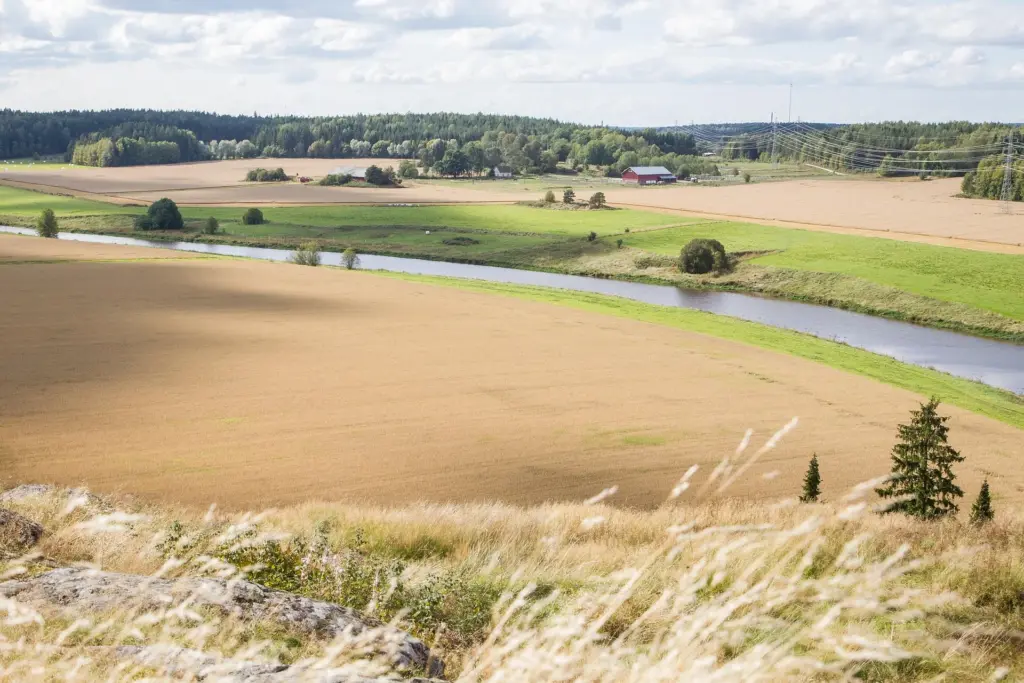 Åkrar och gårdar längs en å